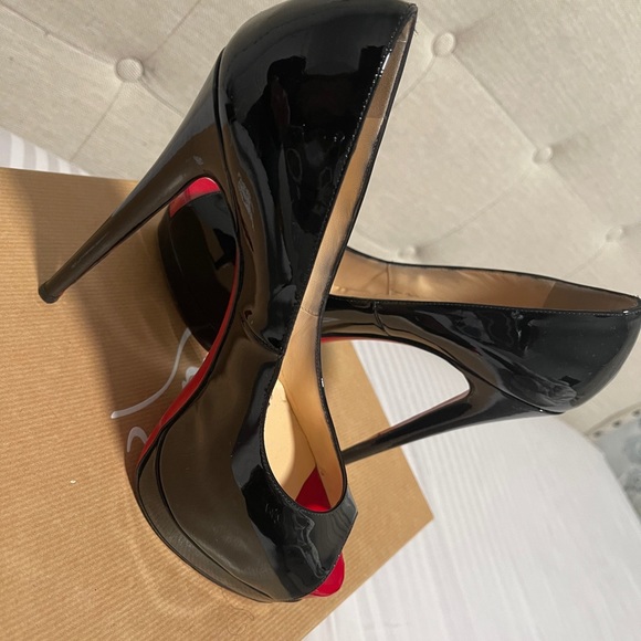 Christian Louboutin - Picture 10 of 10